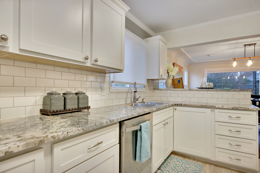 Modern kitchen in Tacoma, WA near University of Puget Sound